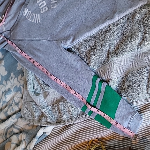 STUNNING VICTORIA'S SECRET GREY AND GREEN SURFBOARD V NECK HOODIE - Picture 12 of 13